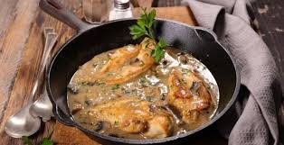 Vous Aimez Passionnement Les Champignons Voici Une Recette Qui Vous Rendra Completement Accro Braised Chicken Thighs Braised Chicken Recipes