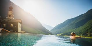 Alpin Spa Wellness In Den Bergen Im Schnalstal Hotel Tonzhaus Schwimmbader Pool Infinity Pool