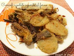 Ci sono tanti modi per accompagnare i carciofi al forno, ma quello più apprezzato è sicuramente costituito dalle patate. Carciofi E Patate Saporite Al Forno Ricetta Contorno Vegetariano