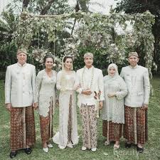 Akan tetapi pakaian khas tradisional jawa ini memiliki nilai nilai yang penuh dengan kesopanan. Enggak Melulu Gaun Modern 6 Artis Ini Pilih Menikah Dengan Baju Adat