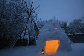 Sleeping under the stars in glass igloo slapen onder de sterren in glazen iglo. Ein Iglu Bauen Utas Gluck
