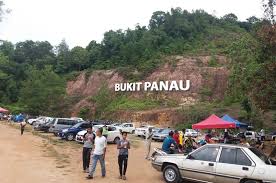 Panau selalu ada di muka, belakang badan, leher dan tangan. Fosil Tapak Kaki Dinosaur Ditemui Di Bukit Panau Kelantan Dahulu Terkenal Sebagai Lokasi Hang Tuah Bertapa Libur