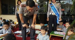 Pak polisi menjaga keamanan kartun anak little angel bahasa indonesia. Pintar Bersama Pak Polisi Tribratanewskudus Com