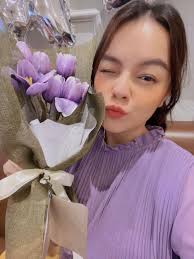 Quang Huy tới nhà Phạm Quỳnh Anh mừng sinh nhật con gái, cả hai ngồi cạnh  nhau chăm con