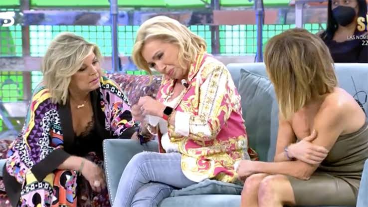 Carmen Borrego rompe a llorar tras la llamada de Rocío Carrasco