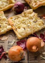 La versione della focaccia genovese con cipolla è molto diffusa, giacché a fine cottura risulta gustosa ed invitante. Fotocibiamo Focaccia Genovese Con Le Cipolle Per Il Granaio