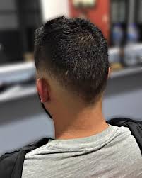 Conforme você viu, dá para fazer fade em todos os tipos de cabelo e criar diversos penteados com o topo. Desvanecido Medio Mid Fade En V Barber Shop El Faro Facebook