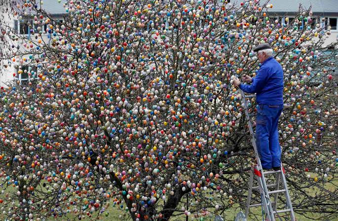 Mga resulta ng larawan para sa Saalfeld Easter egg tree in Germany"