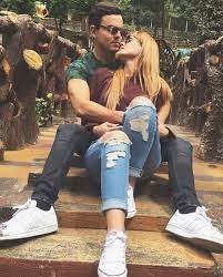 Laura nos dijo que a pesar de que él es 12 años menor que ella, es un joven muy maduro que la hizo sentir muy segura y muy amada. Laura Carmine Y Adriano Zendejas Terminaron Su Noviazgo
