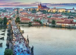 Ouă poșate cu somon, baby spanac și pâine de casă prăjită în unt 230 g/ 24 lei. Oferte City Break Praga