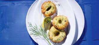 Rezept Tipp Zucchini Donuts Mit Joghurt Sauce Falstaff Rezepte Lebensmittel Essen Gemusegerichte