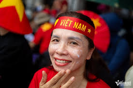 Xách cả túi đồ ăn, trải bạt giữ chỗ trước 1 ngày chờ xem tổng duyệt diễu  binh