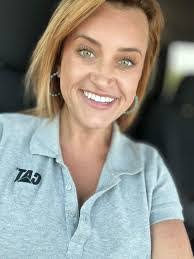 Leanna Barton's Instagram, Twitter & Facebook