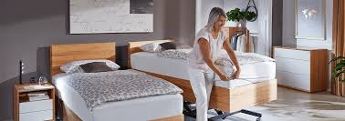 Selbst bei eingeschränkter beweglichkeit oder bei kleiner körpergröße sind diese betten sehr gut geeignet, denn ihr tiefer einstieg sorgt für hohe. Komfortbetten Und Seniorenbetten