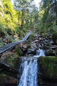 Wanderung unterer gaisalpsee, abschnitt des wanderwegs von oberstdorf nach fischen im allgäu, frühling im allgäu, saftig grüne wiesen und wälder, schmale abwechslungsreicher wanderpfad. Allgau Wanderung Zum Unteren Gaisalpsee Travel More Babble Less