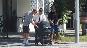 €* 8 şub 1995, rottweil.bilgi ve gerçekler. Bayern Die Mannschaft On Twitter Joshua Kimmich His Girlfriend Lina And Their 2 Month Old Baby With Serge Gnabry This Morning Ahead Of The Training Session For The Cottbus Match Bild