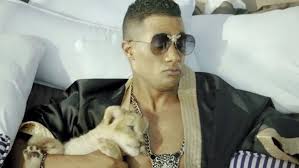 ياسمين عبد العزيز وكانت الفنانة ياسمين عبد العزيز نشرت عبر حسابها الشخصي على موقع التواصل الاجتماعي فيس بوك، كوميك لشخصية الخديوي التي قدمها زوجها أحمد العوضي في مسلسلهما الأخير اللي ملوش كبير، حيث علقت عليه قائلة. Ø¨Ø¹Ø¯ Ø§Ø³ØªÙØ²Ø§Ø²Ù‡Ù… Ø¨Ù€ Ø§Ù„Ù…Ù„Ùƒ Ù†Ø´Ø·Ø§Ø¡ ÙŠØªØ¯Ø§ÙˆÙ„ÙˆÙ† Ø§Ù„ØªØ§Ø±ÙŠØ® Ø§Ù„Ø£Ø³ÙˆØ¯ Ù„Ù…Ø­Ù…Ø¯ Ø±Ù…Ø¶Ø§Ù† Ø£Ù‡Ù„ Ù…ØµØ±