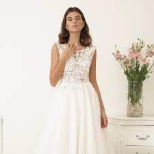 Un abito semplice permette alla sposa, ad esempio, di scegliere un bouquet più grande, un imponente mazzo garden style o una cascata di orchidee. Abiti Da Sposa Eleganti Grazia E Femminilita Per Le Nozze