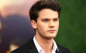 Jeremy Irvine: ele vai estar na adaptação de Fallen para o cinema