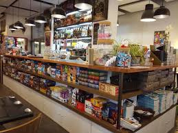 Boutique de jeux de société, pour jouer en famille ou entre amis. Bars A Jeux De Societe Nos 5 Adresses Preferees A Paris