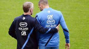 Équipe de france de football)‏ هو ممثل فرنسا الرسمي في رياضة كرة القدم، تأسس الاتحاد الفرنسي لكرة القدم في عام 1919، وانضم إلى الفيفا في العام 1904. ÙÙŠØ¯ÙŠÙˆ ÙˆØµÙˆÙ„ ÙƒØ±ÙŠÙ… Ø¨Ù†Ø²ÙŠÙ…Ø§ Ø¥Ù„Ù‰ Ù…Ø¹Ø³ÙƒØ± Ø§Ù„Ù…Ù†ØªØ®Ø¨ Ø§Ù„ÙØ±Ù†Ø³ÙŠ Ù…ÙŠØ¯ÙŠØ§ Ù†ÙŠÙˆØ² Ø§Ù„Ù…ÙˆÙ‚Ø¹ Ø§Ù„Ø±Ø³Ù…ÙŠ