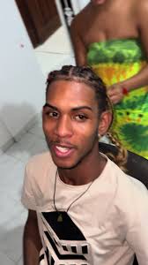 Trenzas de Victor y Anairi: Estilo y Reflexión