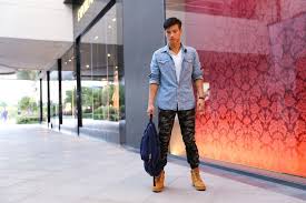 Dunkelblau kombinieren kann abwechslungsreich und vielseitig sein. Stylische Tipps Fur Manner Ein Jeanshemd Kombinieren