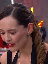 Violeta está bastante emocionada por las posibilidades que tiene André...