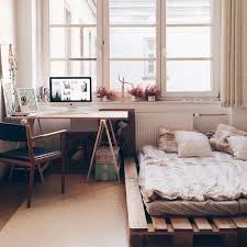 Birakin Yataginiz Daginik Kalsinyard Palet Yatak Sayesinde Yatak Odaniza Yeni Bir Hava Katabilirsiniz Yatakodasi Yardpaletyatak House Interior Home Interior