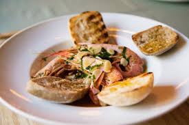 Selon les versions, la légende raconte que la recette serait le fruit d'une maladresse (la tarte aurait été renversée puis cuite à l'envers), d'un oubli (les pour réaliser cette recette de tarte tatin, commencer par préparer tous les ingrédients. Deutsches Haus Aus Cluj Napoca Speisekarte