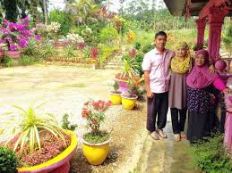 Taman bunga di halaman rumah bikin betah & nyaman. Cantiknya Deko Deko Rumah Kampung Kat Viral Media Johor Facebook