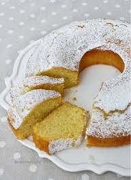 Farina, uova, zucchero, latte, agrumi, lievito e miele. La Signorina Felicita Ovvero La Felicita Ciambellone Della Nonna