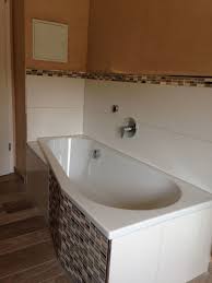 Außerdem finde ich komplett gefliest sieht irgendwie nach schlachthaus. Badezimmer Mosaik Borduere