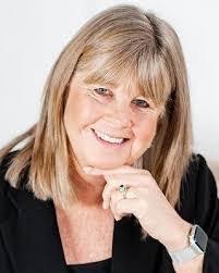 Carolyn Walsh's Instagram, Twitter & Facebook