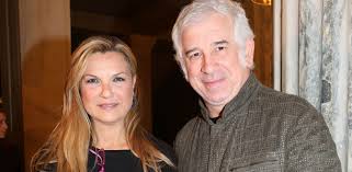 Με ένα τρυφερό φιλί στη σύζυγό του ελπίδα νίνου, ο πέτρος φιλιππίδης, την ευχαρίστησε που ήταν παρούσα σε ακόμη μια θεατρική του πρεμιέρα. Elpida Ninoy H Kataggelloysa Eklaige Stis Toyaletes Giati O Petros Filippidhs Den Ths Miloyse E8nos