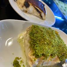 Fatih sarması tarifi i̇çin malzemeler 4 adet yumurta 1,5 su bardağı şeker 1 yemek kaşığı margarin 1 paket vanilya 2 yemek kaşığı bal 2 yemek kaşığı antep fıstığı şerbeti için: Kiztasi Muhallebicisi Iskenderpasa Fatih Istanbul