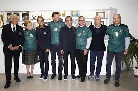 In onda domenica 2 dicembre alle 20.35 su rai 1. Gianluca Vialli Reagisce Alla Malattia Il Fisico Dell Ex Attaccante E Incredibile Foto