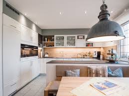Für viele hobbyköche ist die arbeitsplatte neben herd und backofen das wichtigste element in der küche. Moderne Landhauskuche In Weiss Von Hacker Kuchen Mit Kochinsel Bora Kochfeld Und Neff Elektrogeraten Kuchenhaus Thie Haus Kuchen Landhauskuche Sitzbank Kuche