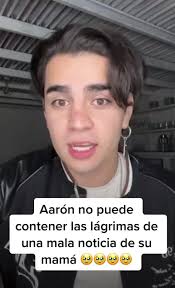 Aarón llora por la mala noticia de su mamá