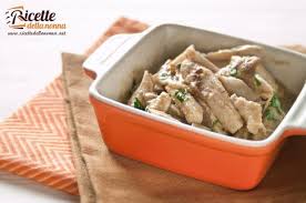 Riunite in una ciotola capiente i pezzi di pollo, l'aglio, le cipolle, lo sherry, un cucchiaio di prezzemolo, i chiodi di garofano, il sale ed il pepe. Straccetti Di Pollo Ai Funghi Porcini Ricette Della Nonna