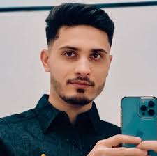 جرمنی ژب پوهاند سباستیان هاینه د پښتو او دري تر څنګ په ۴۰ ژبو روان غږیږي.  هغه ولې یوازې پښتو نوم ځانته ایښی؟ له هغه سره د پښتنو د ژبنۍ غنا، تاریخ