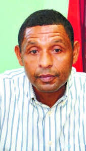 Denuncian 2 empresas violan derechos trabajadores