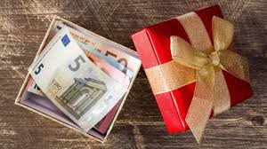 La donation de parts d'une sci consiste en une cession à titre gratuit des droits sociaux détenus par un associé de son vivant (donateur). Impots Et Famille Ce Que Vous Pouvez Donner A Vos Enfants A Noel