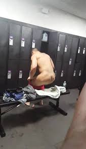 Body builders naked in locker room - ThisVid.com em inglês
