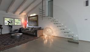 Scale a sbalzo per interni, scale autoportanti in legno o ferro. Attico A Riva Del Garda Scala In Vetro Luminosa E Leggera Interbau Scale Di Design In Legno Ferro E Vetro