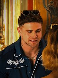 how did she not stop breathing with him looking at her like that 💀  #leowoodall #whitelotus #dextermayhew