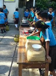 Bertempat di lapangan sekolah, setiap kelas dibagi menjadi empat kelompok masak dan setiap kelompok dibimbing oleh dua orang guru pendamping. Ujian Praktek Memasak Siswa Kelas Vi Di Sdn 3 Tulamben Selamat Made