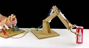 Lubang ini nantinya akan berfungsi sebagai dudukan motor. Membuat Lengan Robotik Yang Mengagumkan Dari Cardboard June 2021