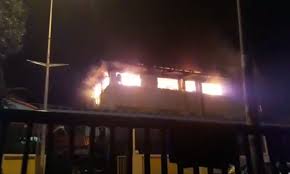 Sudah empat hari kebakaran pusat tahfiz darul quran ittifaqiyah berlaku, namun lokasi tragedi itu terus menjadi tumpuan orang ramai yang datang dari segenap pelusuk negara. Punca Kebakaran Pusat Tahfiz Darul Quran Ittifaqiyah Jalan Keramat