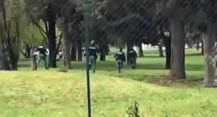 Il video della rapina alla gioielleria di via giulio cesare. Roma Correte C E Una Rapina In Banca Lancia L Allarme Mentre Preleva Al Bancomat Polizia All Inseguimento Dei Rapinatori Video